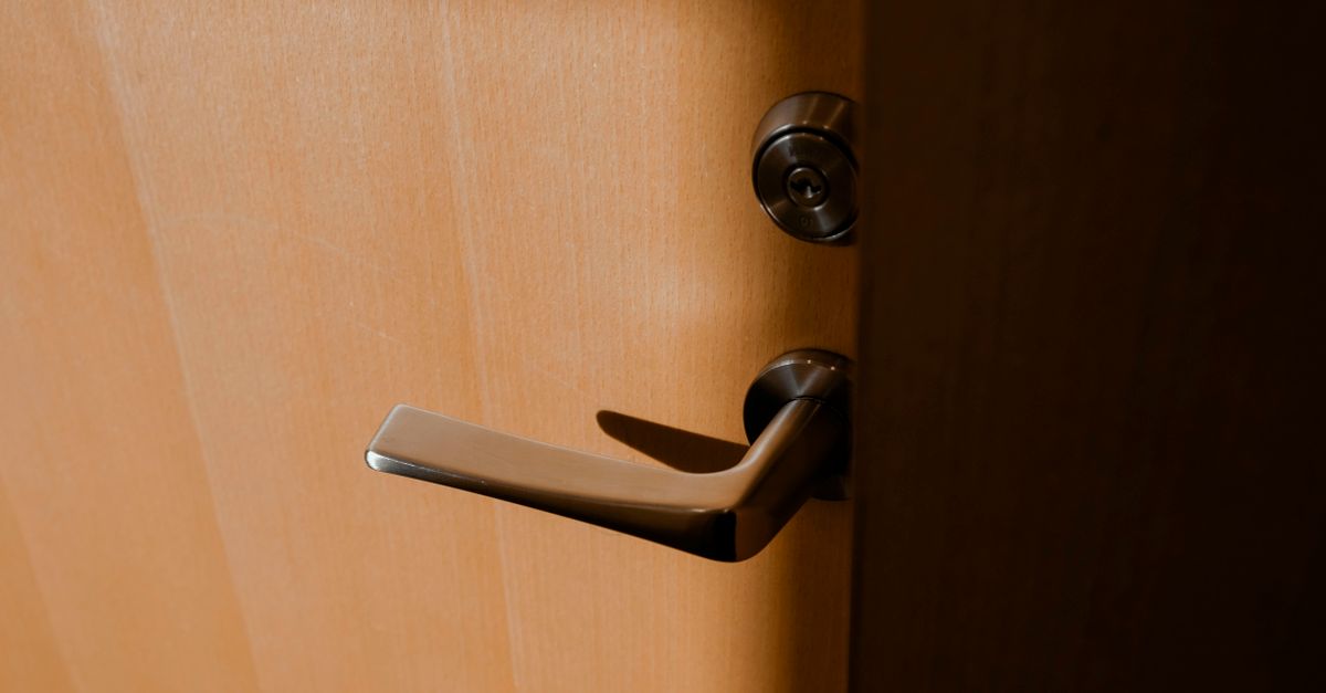 door security hardware — מנעולן בחיפה